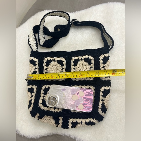 Elegant Black and Cream Crossbody Bag - Picture 8 of 9